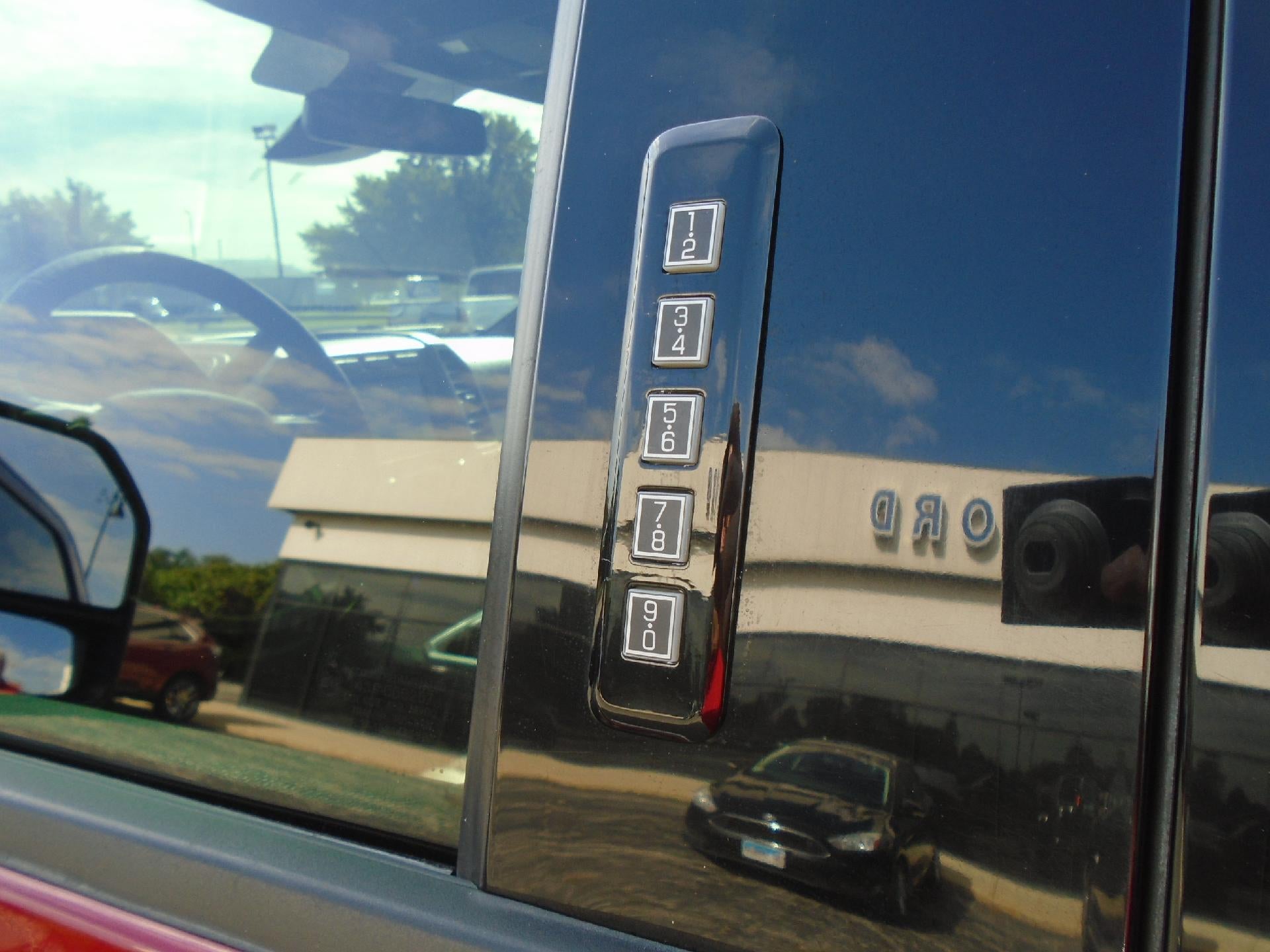 2019 Ford Super Duty F-350 SRW LARIAT 4WD Crew Cab 6.75' Box